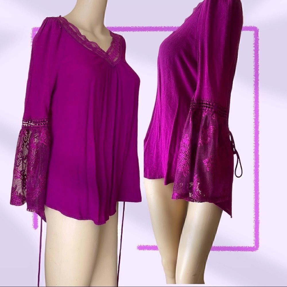No Boundaries size S(3-5)
bell lace sleeves
lace collar
high low hem